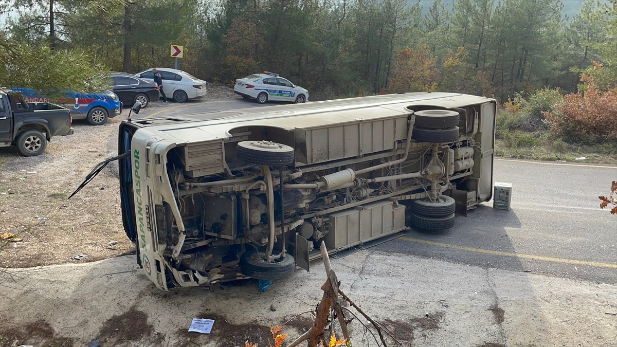 Sakarya'da ilkokul öğrencilerini taşıyan midibüs kaza geçirdi