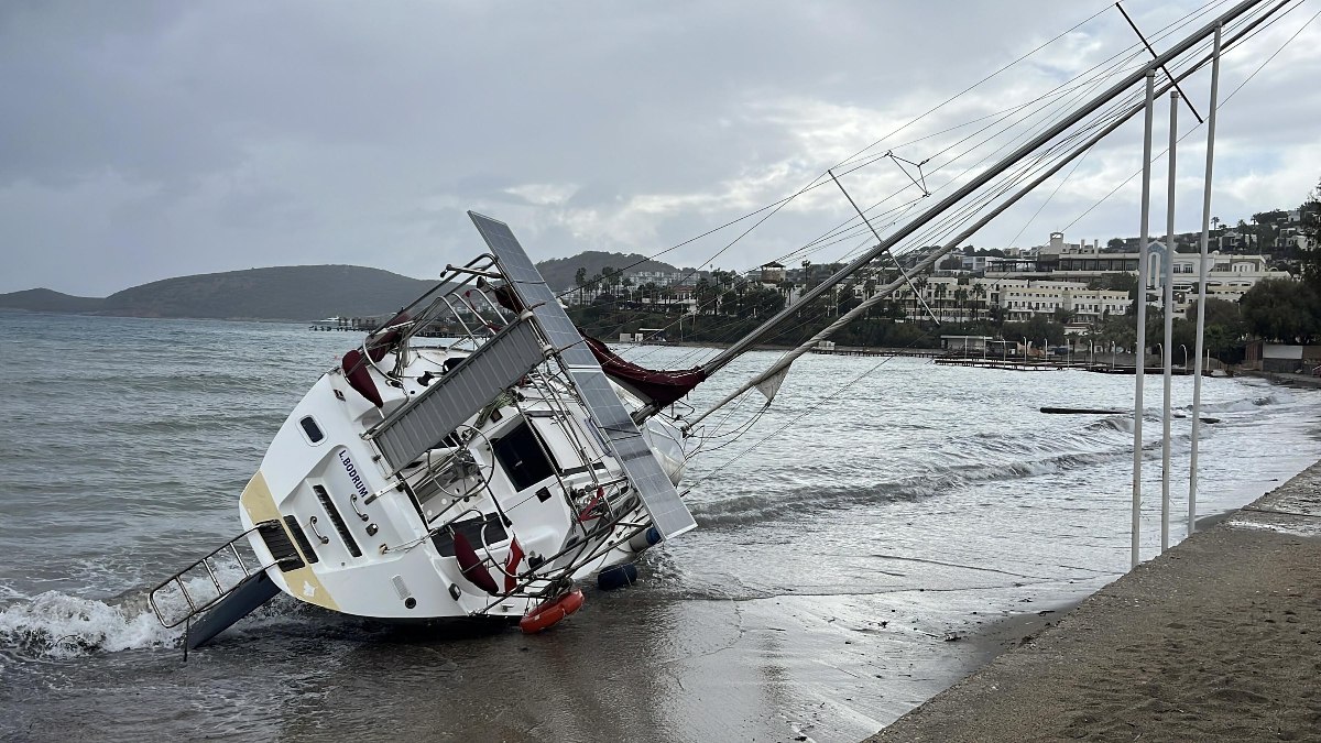 Muğla'da fırtına etkili oldu: Feribot seferleri iptal edildi