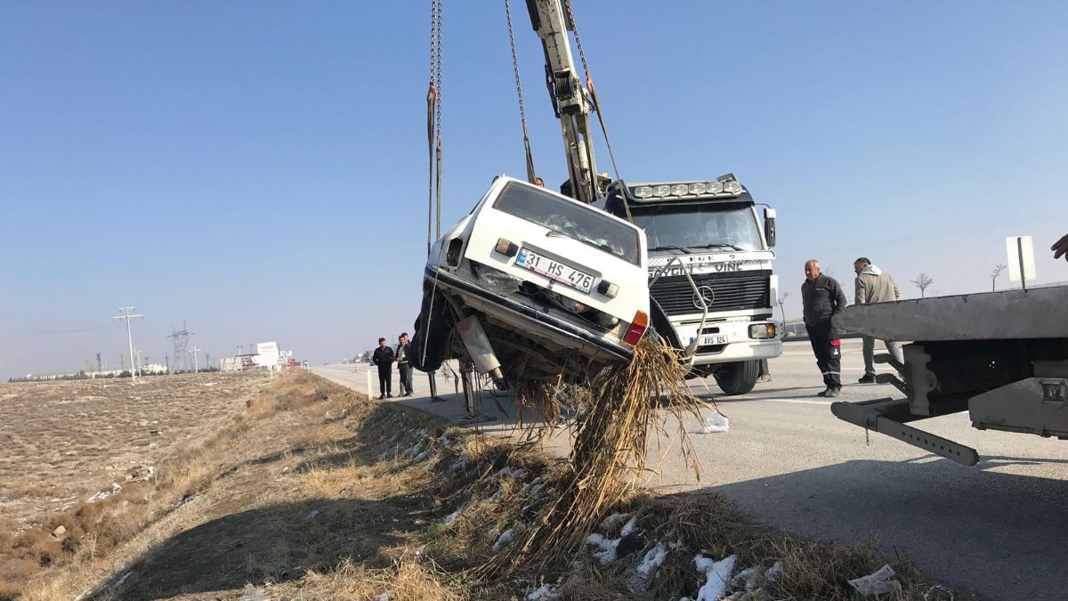 Konya’da otomobil su kanalına uçtu: 3 yaralı