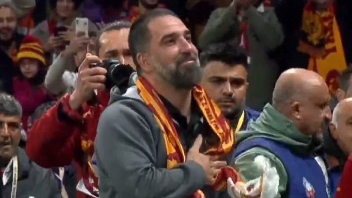 Galatasaray taraftarından Arda Turan'a sevgi gösterisi