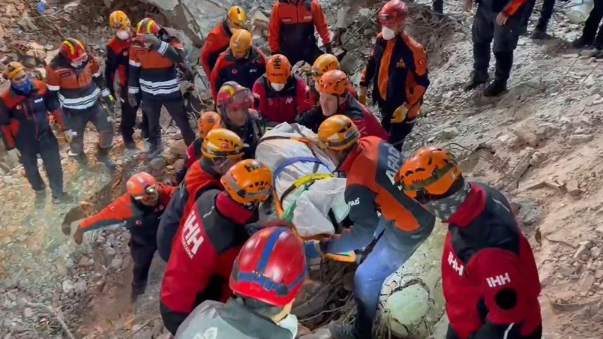 Güngören’de çöken bina: Enkaz altındaki işçinin cansız bedeni çıkarıldı