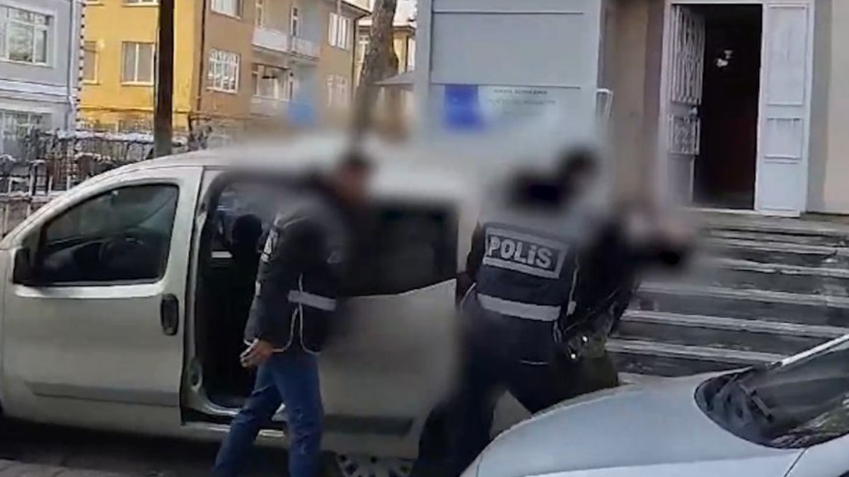 Kayseri'de polis aracına çarpıp kaçan cinsel istismar hükümlüsü yakalandı