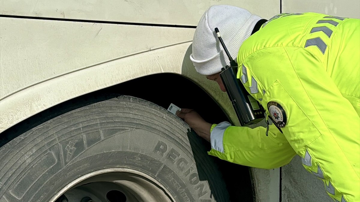 Kırşehir'de trafik ekipleri 'zorunlu kış lastiği' denetimi yaptı