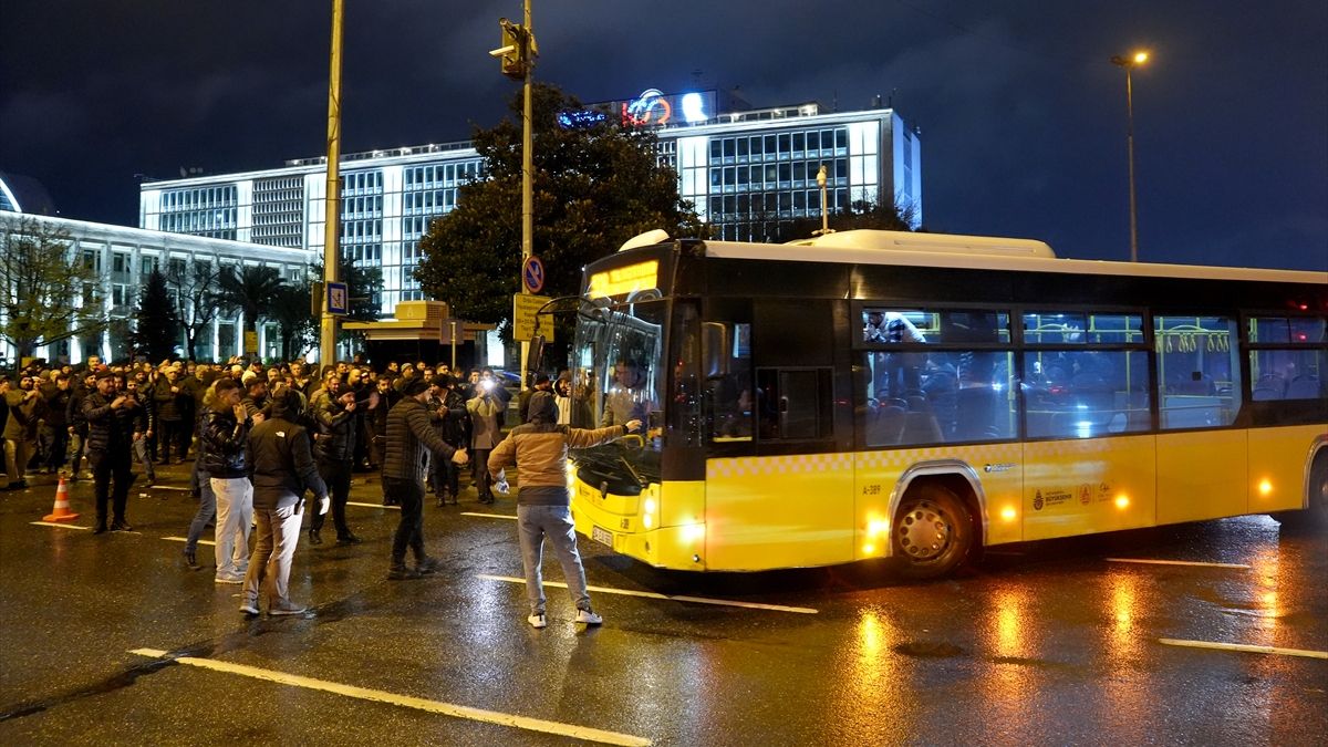 İETT'ye bağlı özel halk otobüsü sahipleri, Saraçhane'de eylem yaptı
