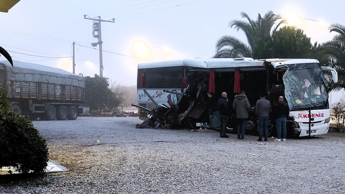 Denizli'de yolcu otobüsü akaryakıt istasyonundan çıkan tıra çarptı: 1 ölü, 20 yaralı