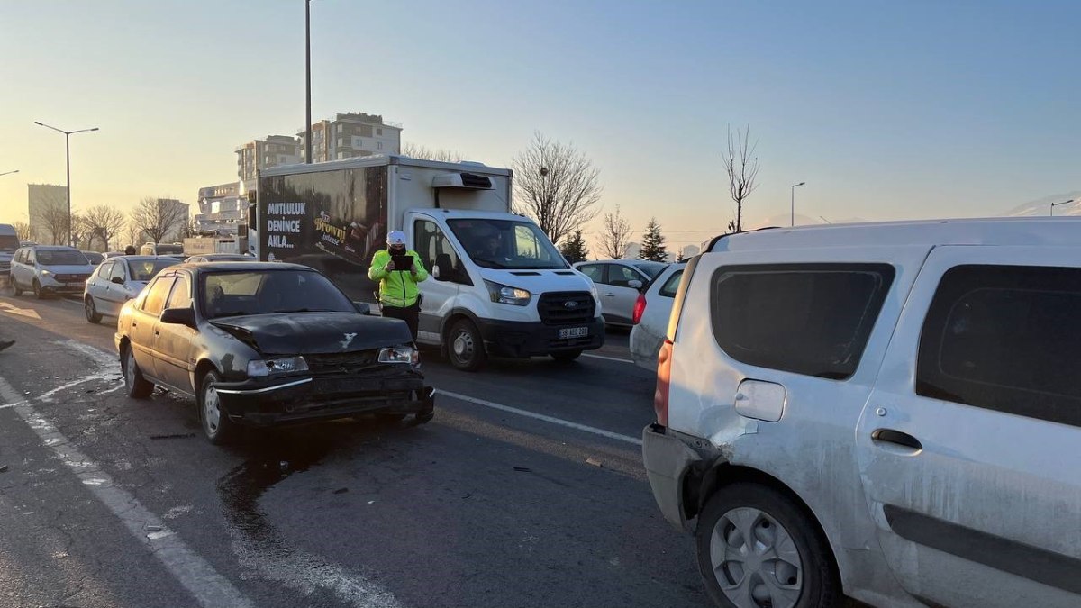 Kayseri'de zincirleme kaza: 3 araç birbirine girdi