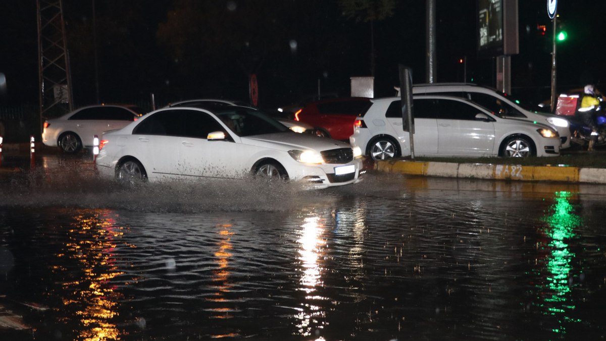 Antalya'da sağanak etkili oldu: Yollar su altında kaldı