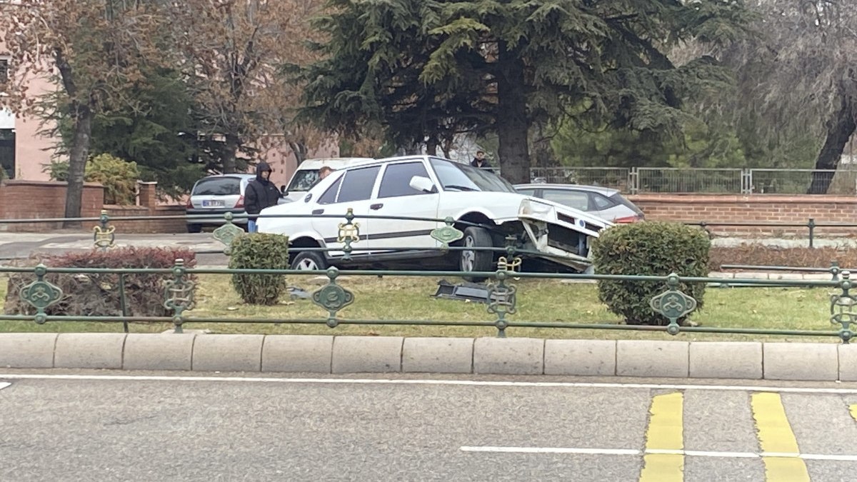 Eskişehir'de Tofaş marka otomobil bariyerlere çarpıp refüje çıktı