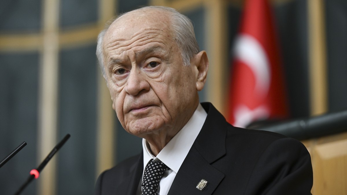 Devlet Bahçeli'nin grup toplantısında dikkat çeken yüzük ve rozeti