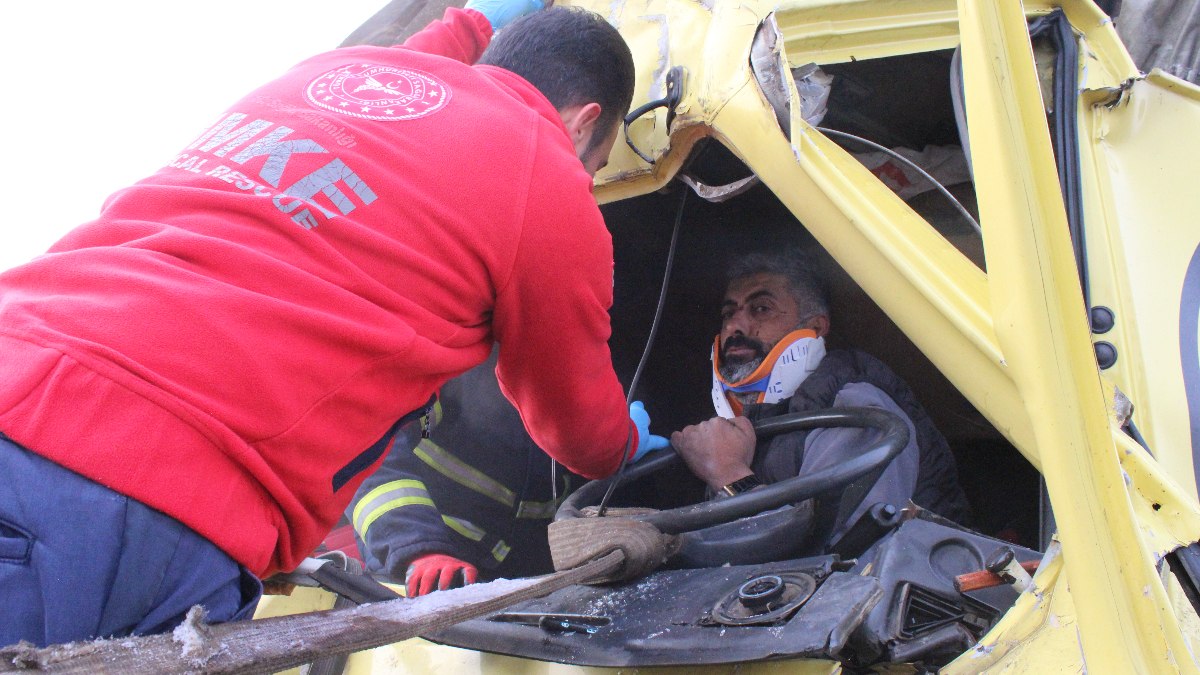 Aksaray'da kazada sıkışan sürücünün imdadına ekipler yetişti