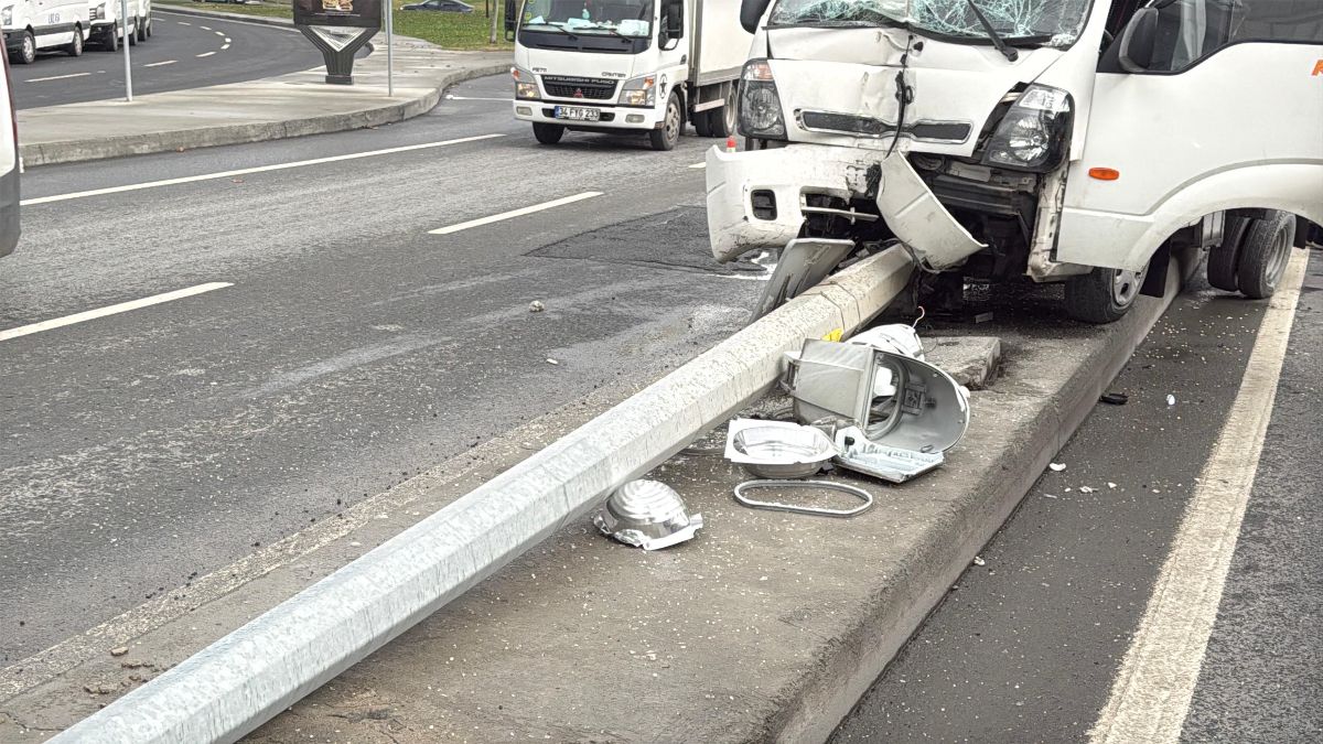 İstanbul'da kamyonet aydınlatma direğini devirdi