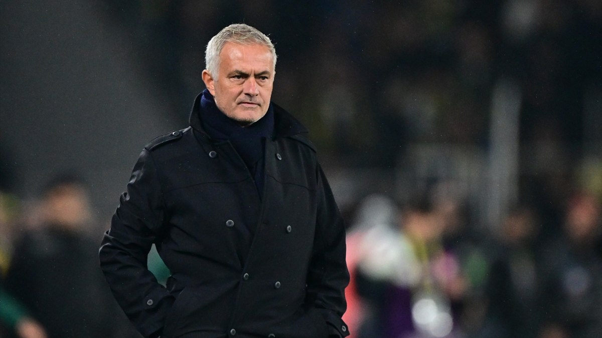 Jose Mourinho, sahada fenalaşan eski oyuncusu Edoardo Bove'yi aradı