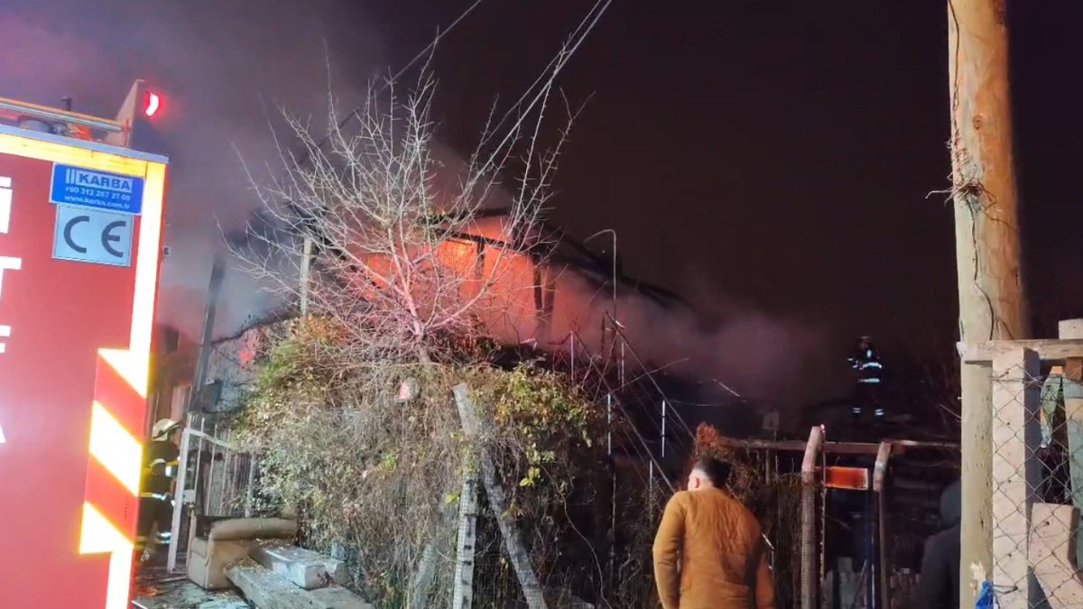 Eskişehir'de sigortadan çıkan yangın müstakil evi küle çevirdi