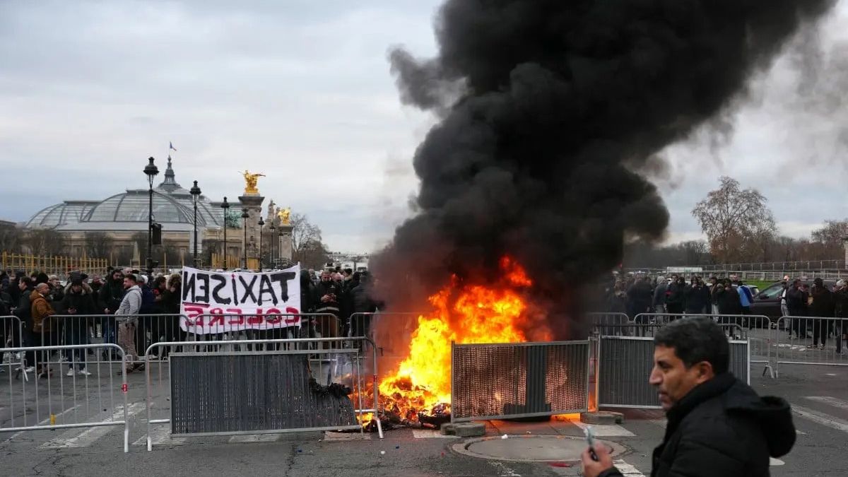 Fransa’da taksiciler sokaklara indi: Paris’i yaktılar