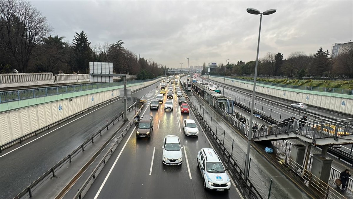 İstanbul'da yağmurun da etkisiyle trafik yoğunluğu yaşanıyor