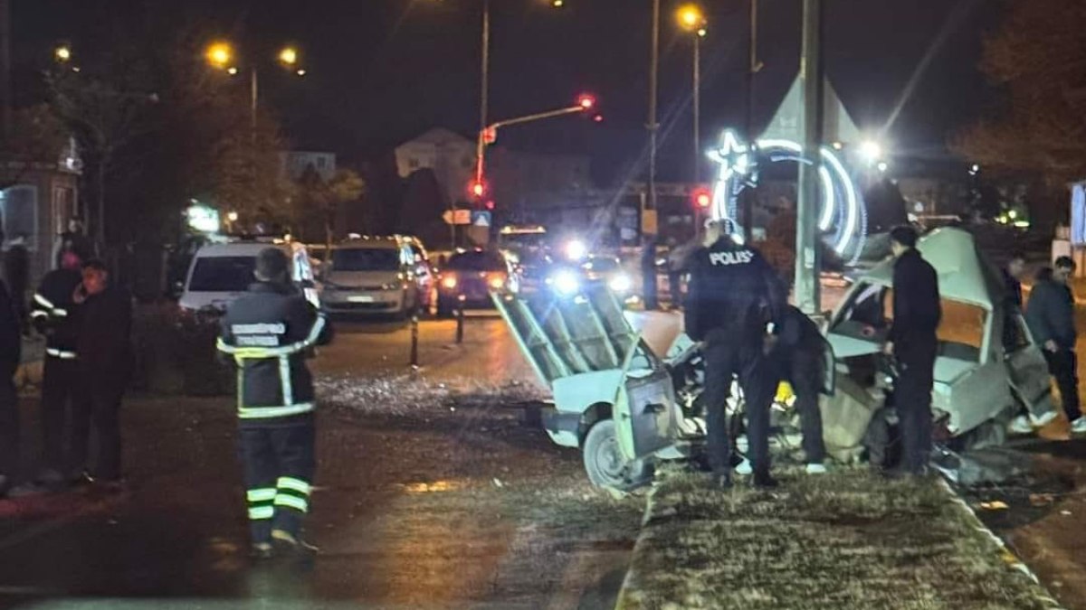 Edirne'de aydınlatma direğine çarpan araç ikiye bölündü:1 ölü