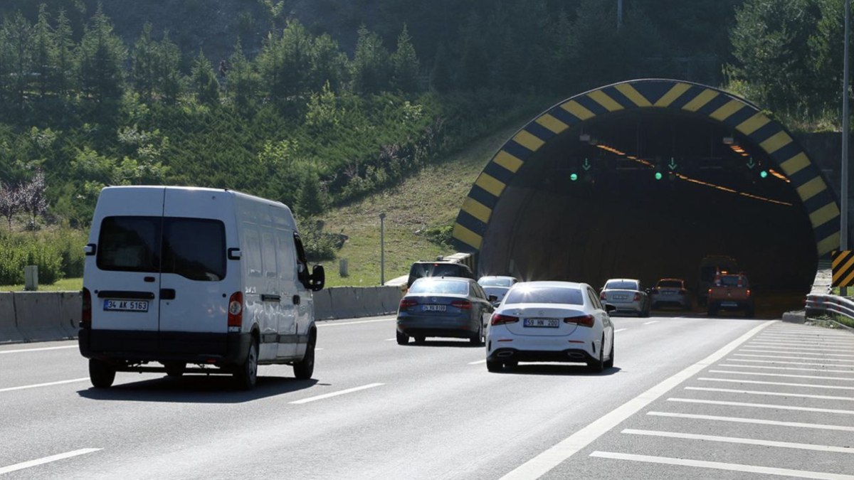 Bolu Dağı Tüneli çıkışında devrilen tır ulaşımı aksattı