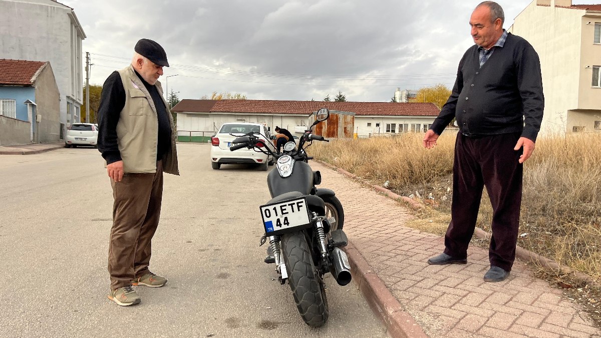 Eskişehir'de kaza yapan sürücünün bıraktığı motora esnaf sahip çıkıyor