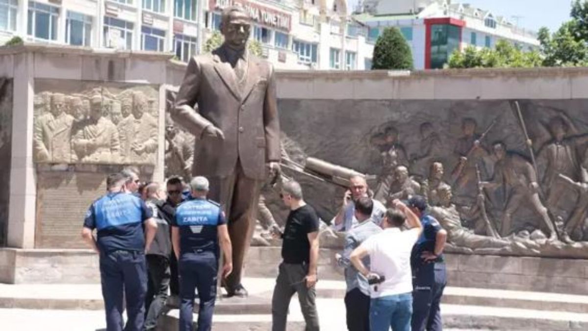 Kayseri'de Atatürk Anıtı'na baltayla saldıran dayı ile yeğenin hapis cezası onandı