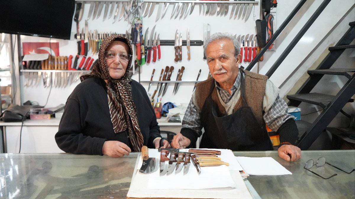 Niğde'de çırak bulamayan bıçakçı eşiyle iş arkadaşı oldu