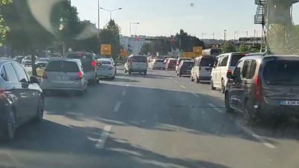 Samsun'da sürücülerin fermuar yöntemiyle ambulansa yol verme anı