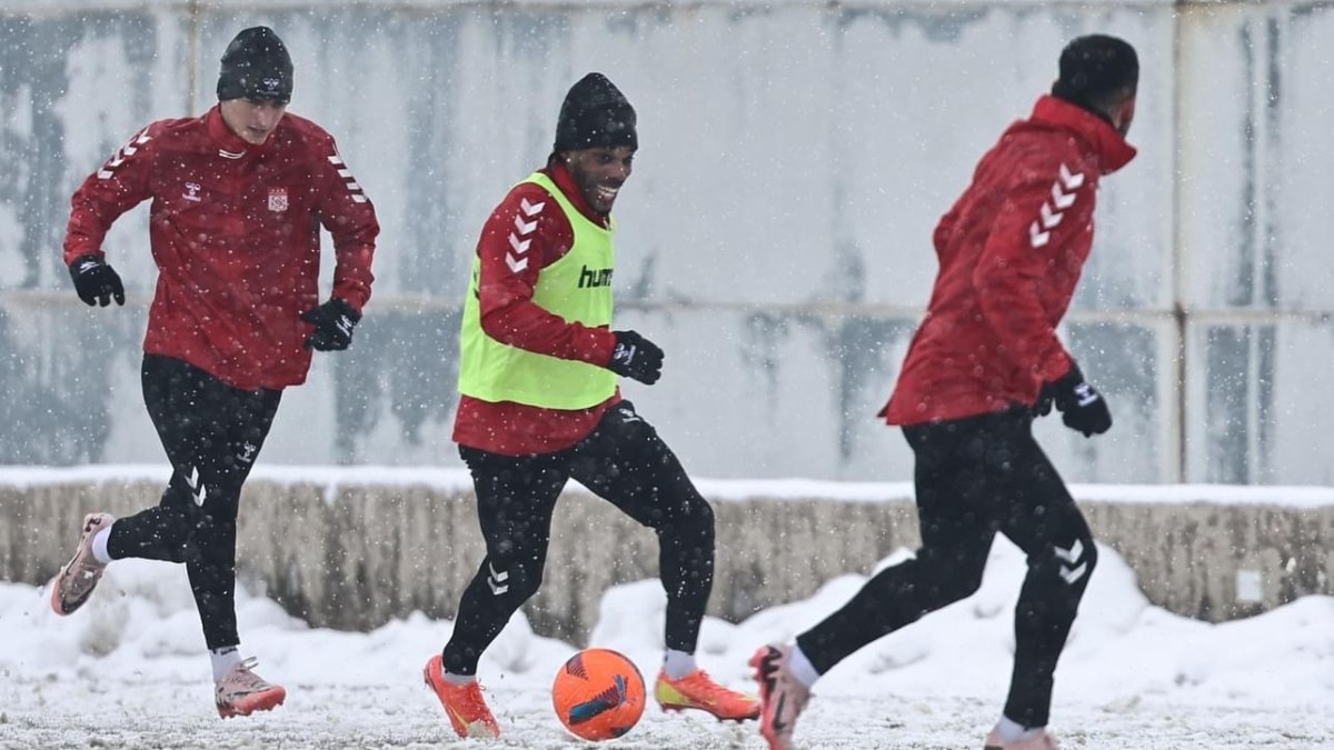 Sivasspor, Galatasaray maçının hazırlıklarına yoğun kar altında devam etti