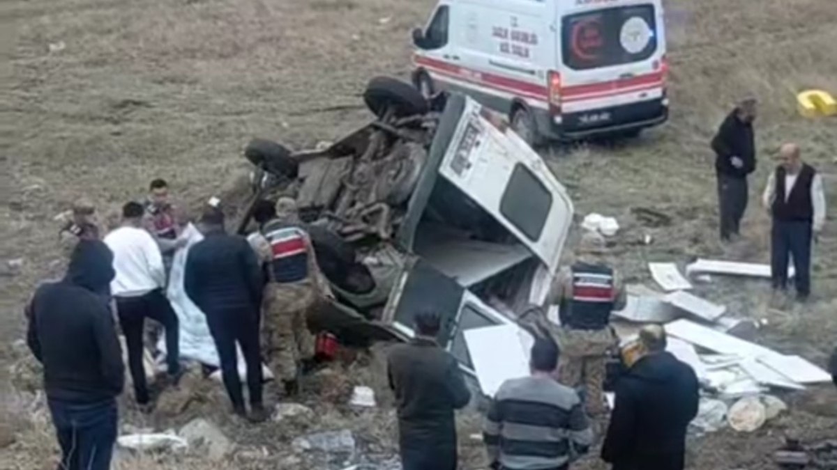 Gaziantep'te kontrolden çıkan minibüs şarampole yuvarlandı