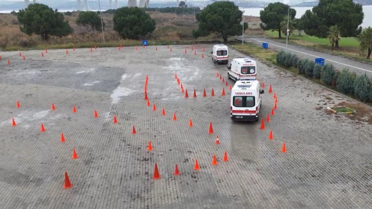 Yalova'da ambulans şoförleri birincilik için yarıştı