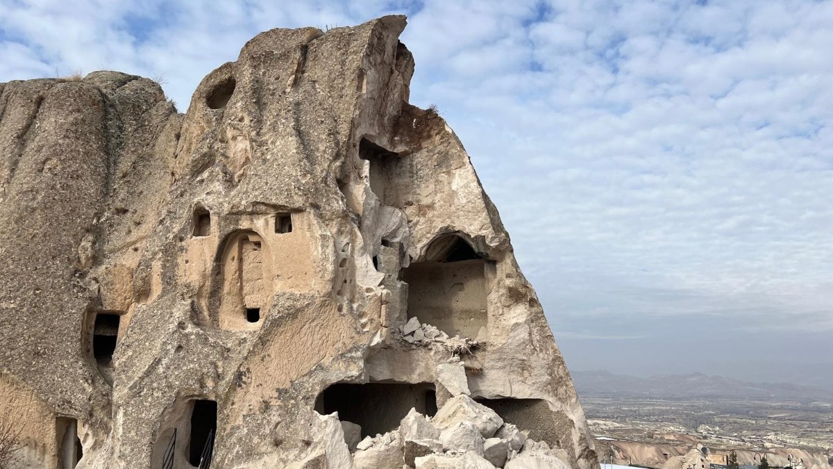 Nevşehir Kapadokya'da bir peribacası yıkıldı