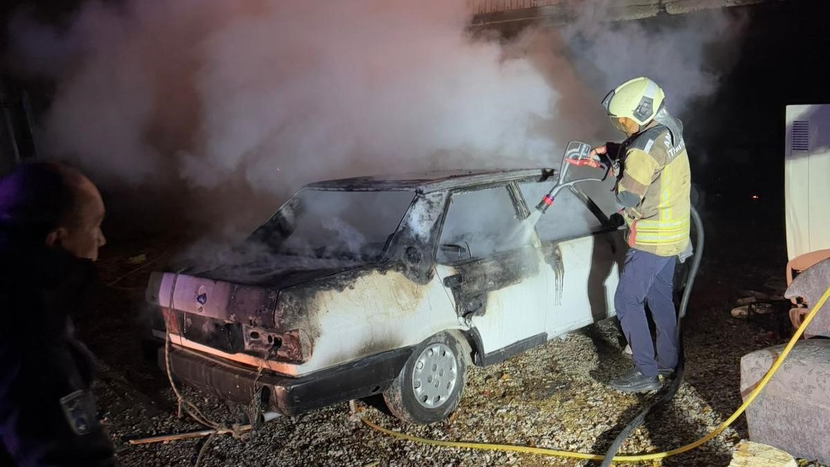 Ankara'da LPG tesisatı patlayan Tofaş otomobil alev alev yandı