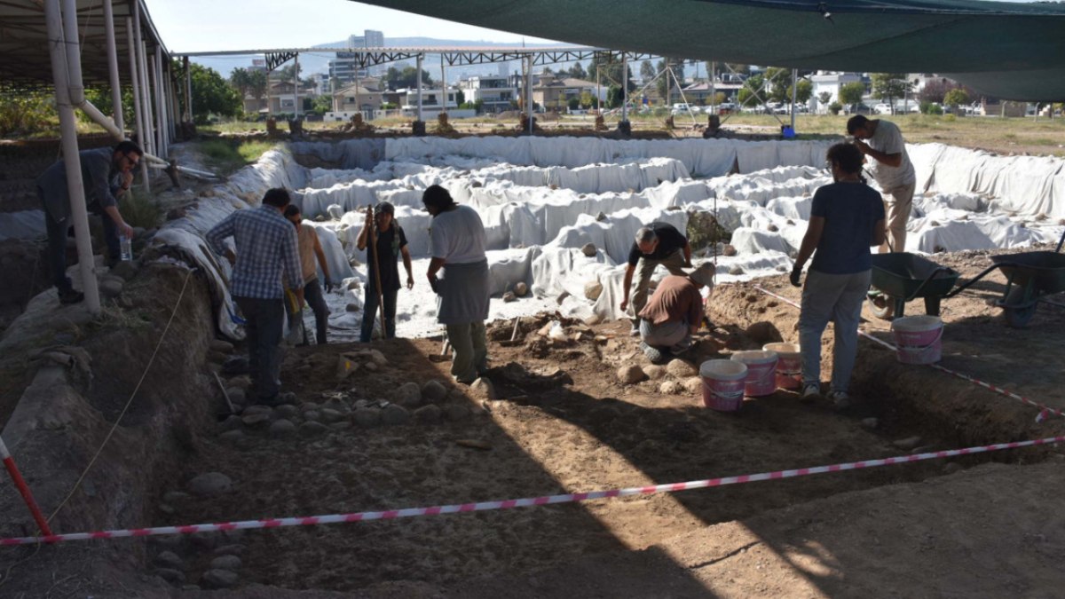 İzmir'deki kazılarda 8 bin 500 yıllık kemik aletler bulundu