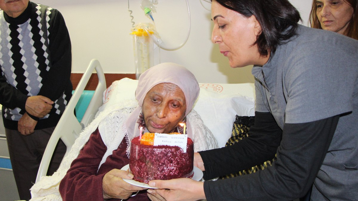 Amasya'da hastane çalışanlarından Fatma nineye doğum günü sürprizi