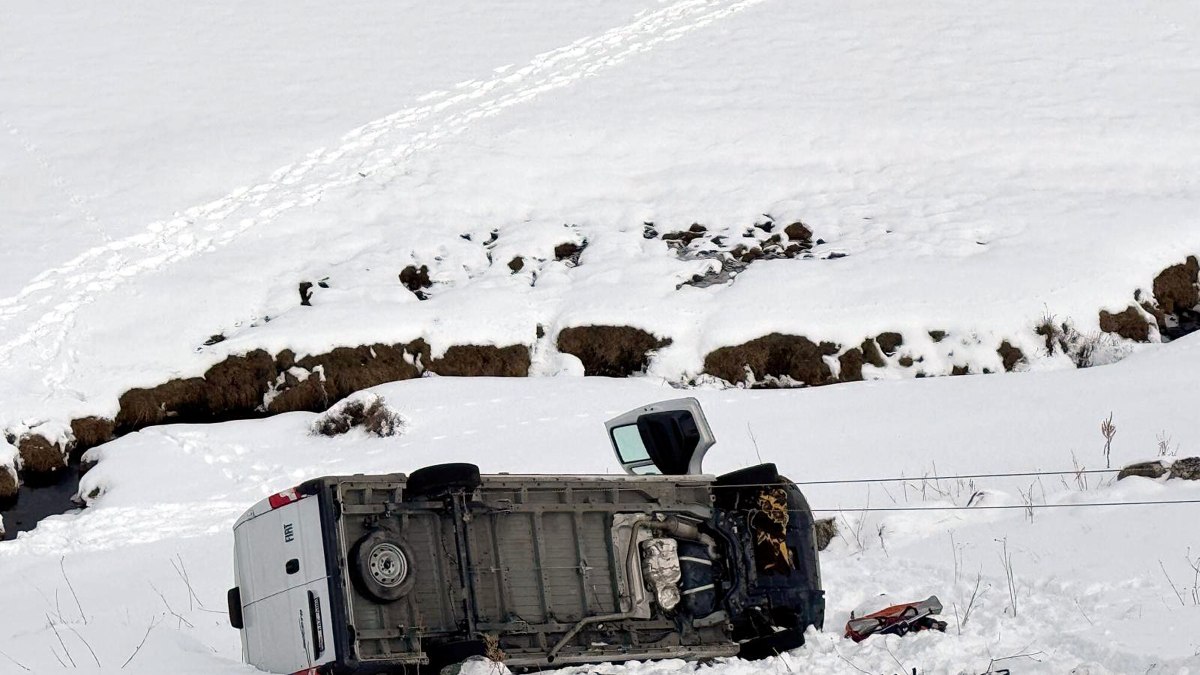 Erzurum'da minibüs şarampole devrildi