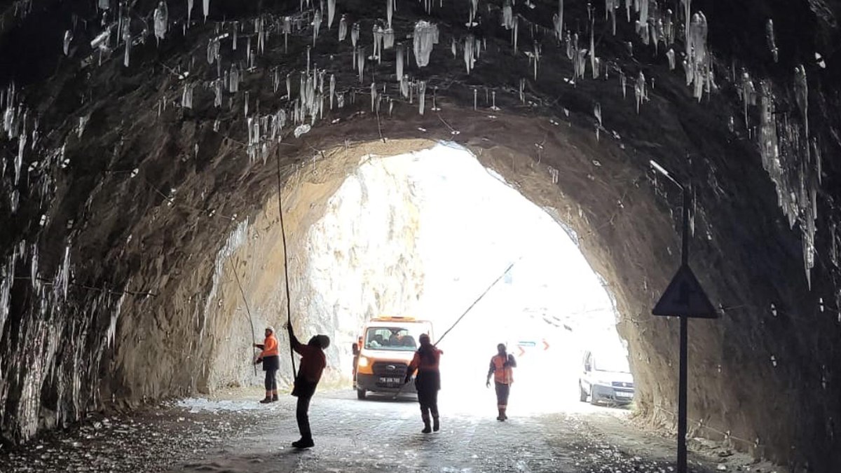 Erzincan'da tünellerde buz sarkıtı oluştu