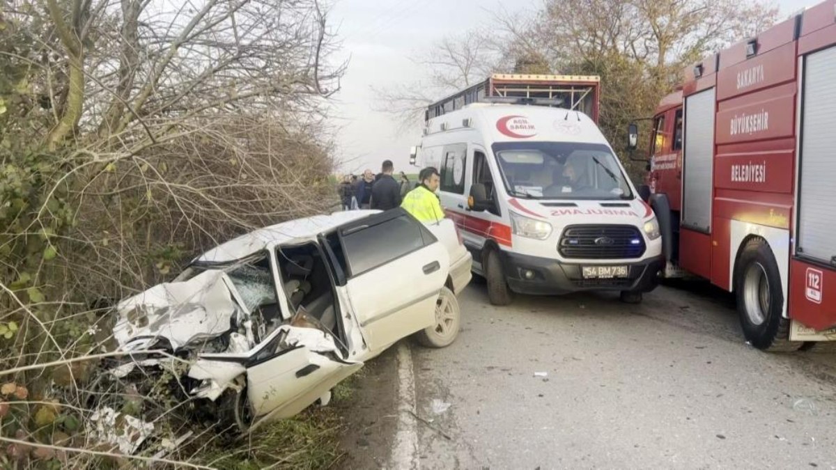 Sakarya'da tavuk yüklü kamyonla çarpışan otomobildeki anne ve oğlu öldü