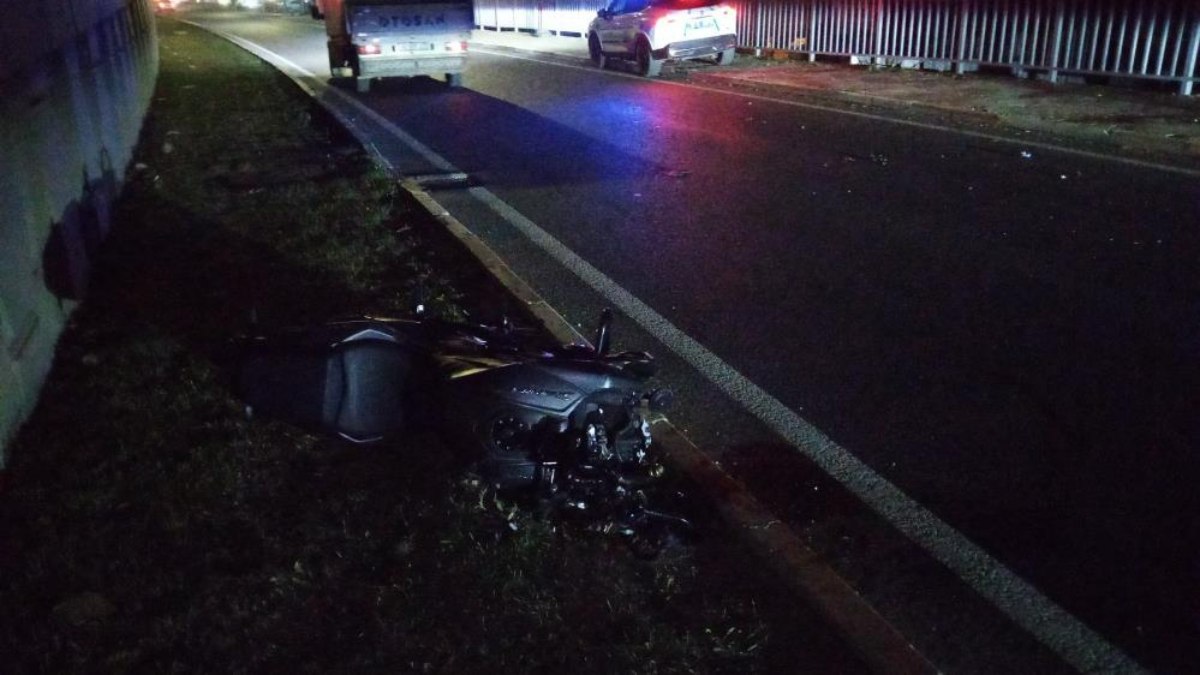 Bursa'da direğe çarparak ikiye bölünen motosikletin sürücüsü ağır yaralandı