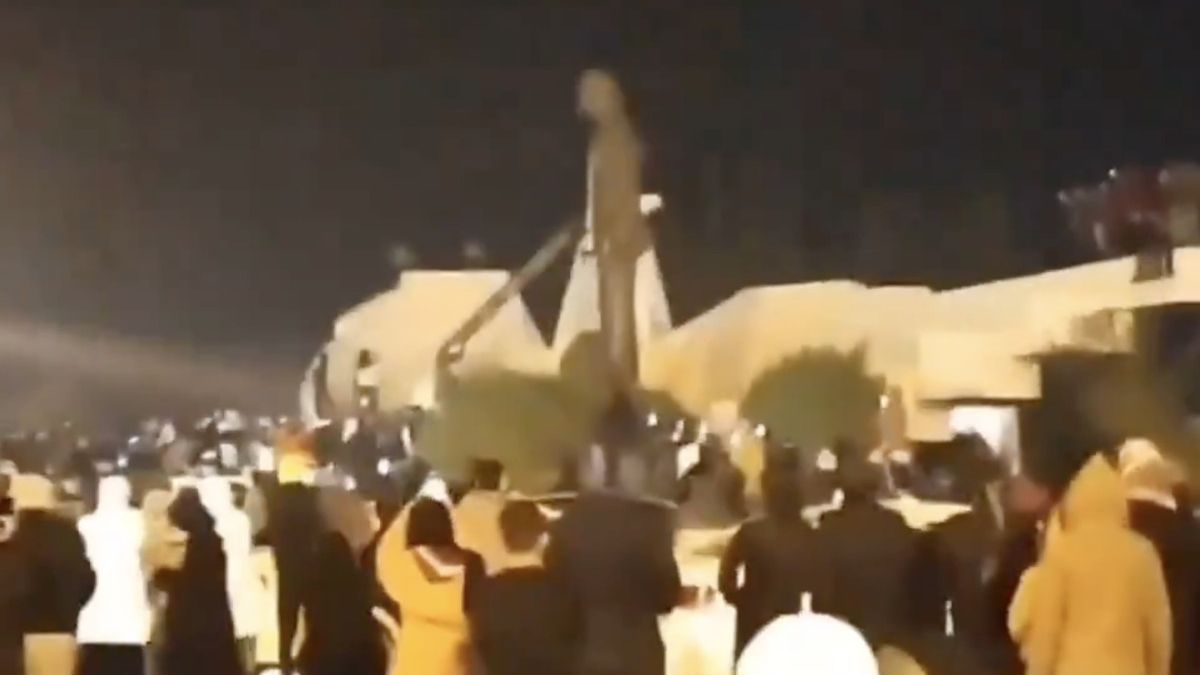 Muhaliflerin ele geçirdiği Dera'da Hafız Esad heykeli yıkıldı