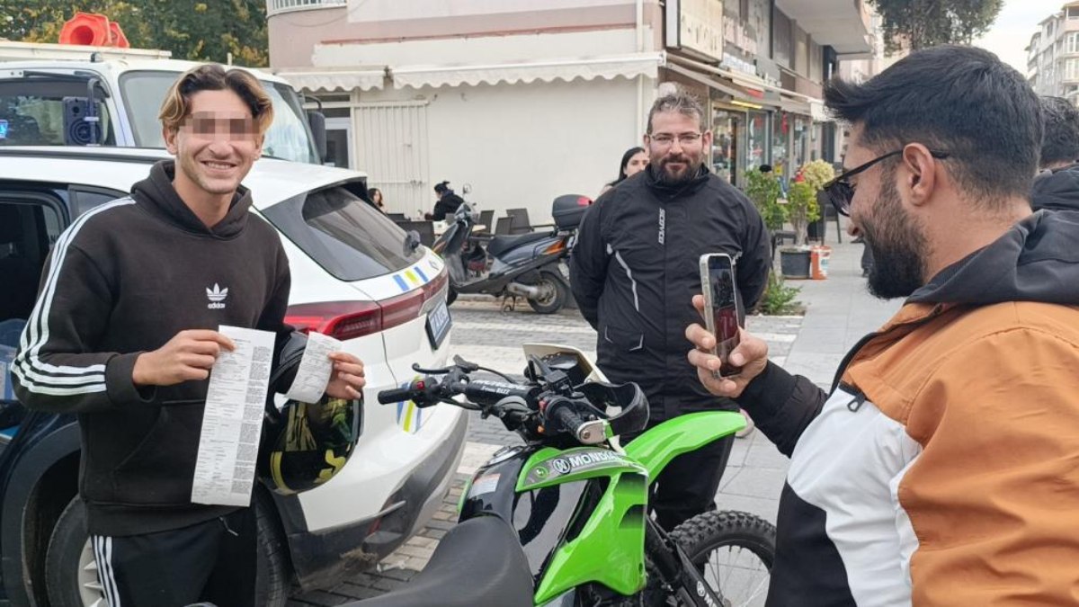 Antalya'da ilk kez ceza yiyen motosikletli hatıra fotoğrafı çektirdi