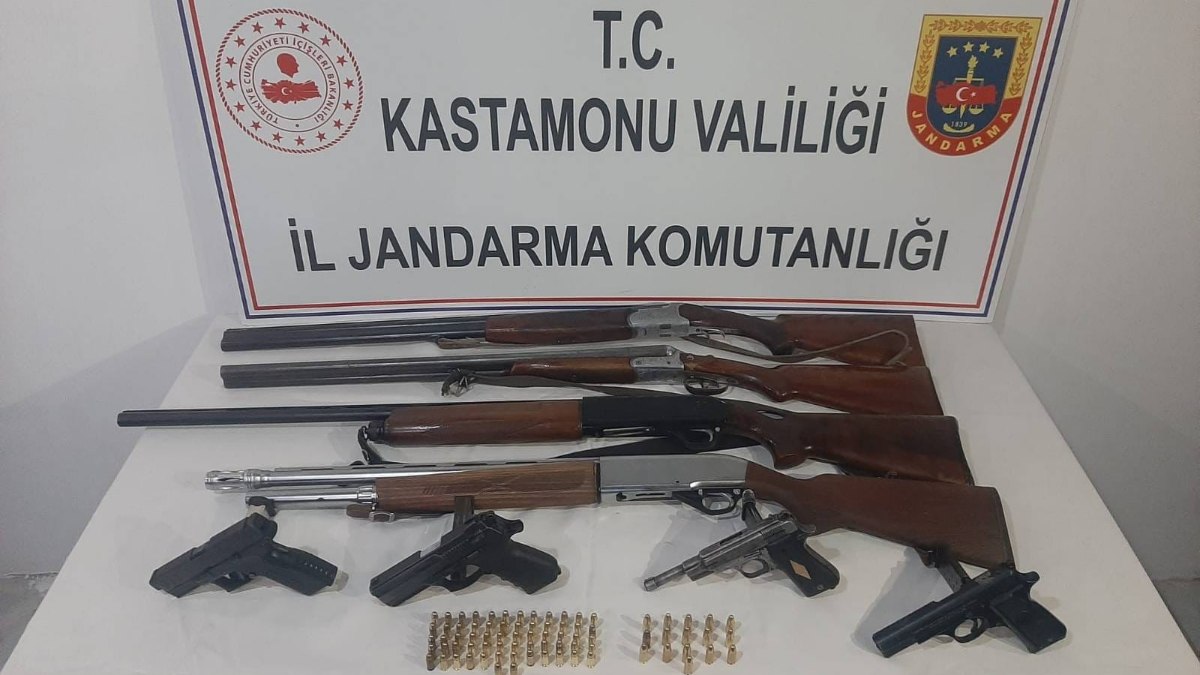 Kastamonu'da düzenlenen operasyonda çok sayıda silah ele geçirildi