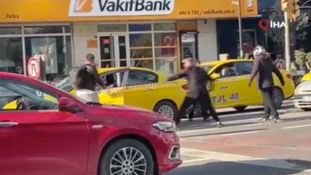 İstanbul’da yol verme kavgasına çevredeki vatandaşlar müdahale etti