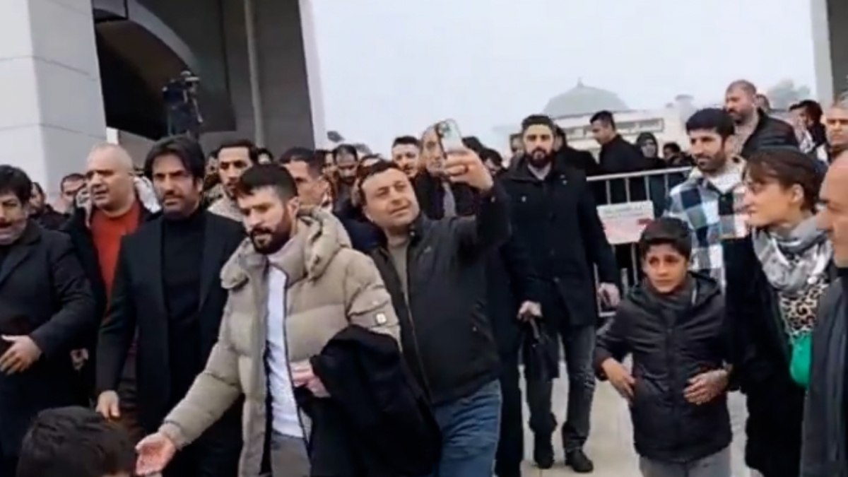 Mahsun Kırmızıgül'ün annesinin cenazesinde "selfie" çılgınlığı