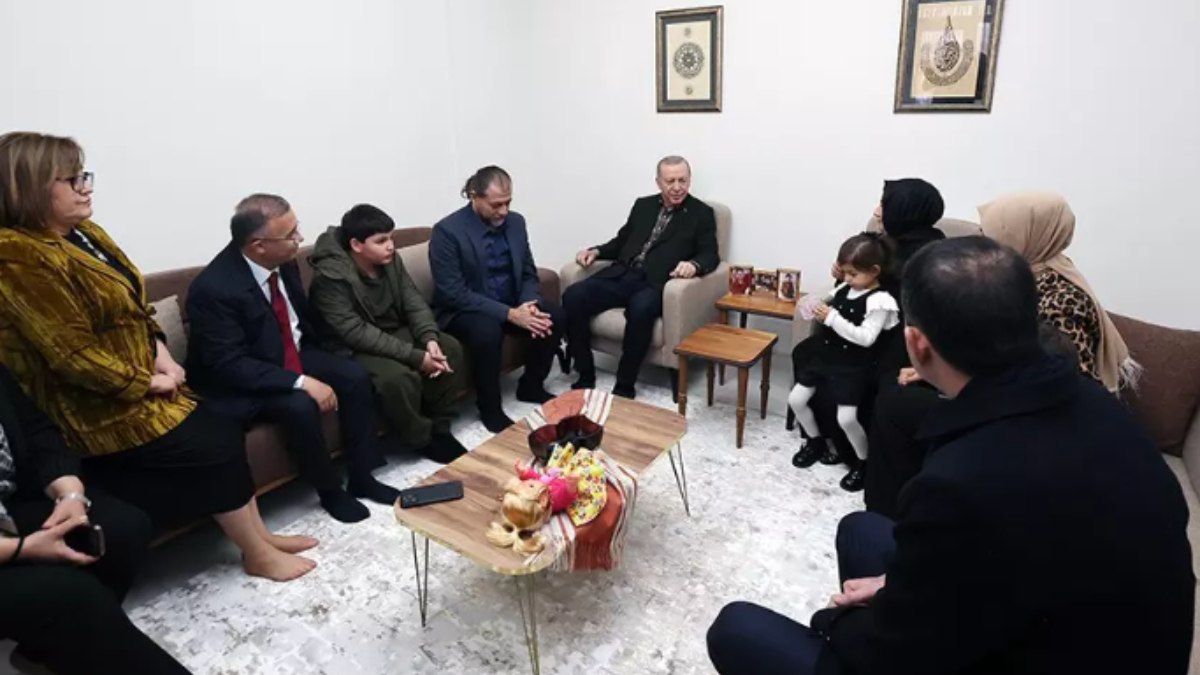 Cumhurbaşkanı Erdoğan'dan depremzede aileye ziyaret