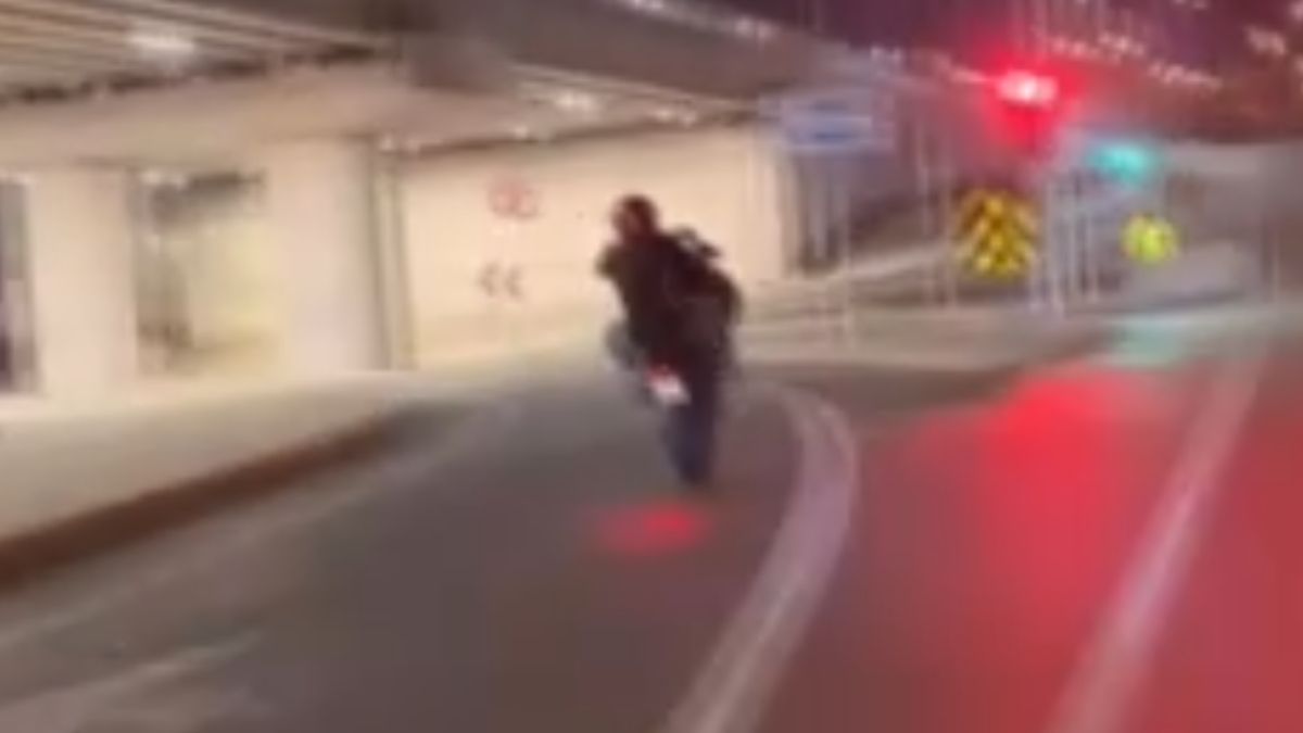 İstanbul'da tek teker caddede giden motosikletlinin kazası kameraya yansıdı
