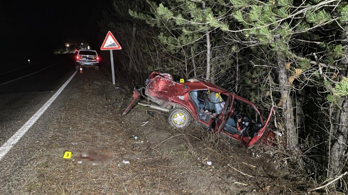 Kastamonu'da ağaca çarpan otomobil hurdaya döndü: 1 ölü