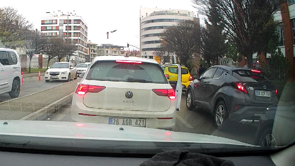 Eskişehir’de seyir halindeki araçta birbirlerine girdiler