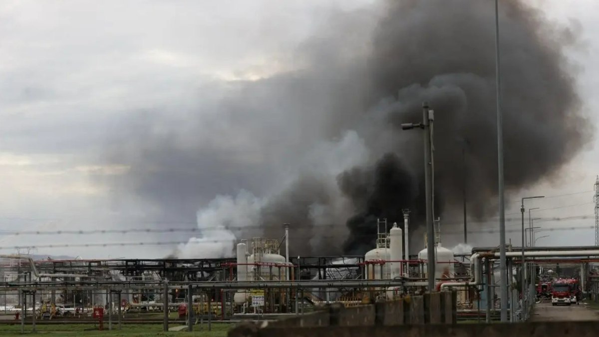 İtalya'da petrol rafinerisinde patlama: 2 ölü, 8 yaralı