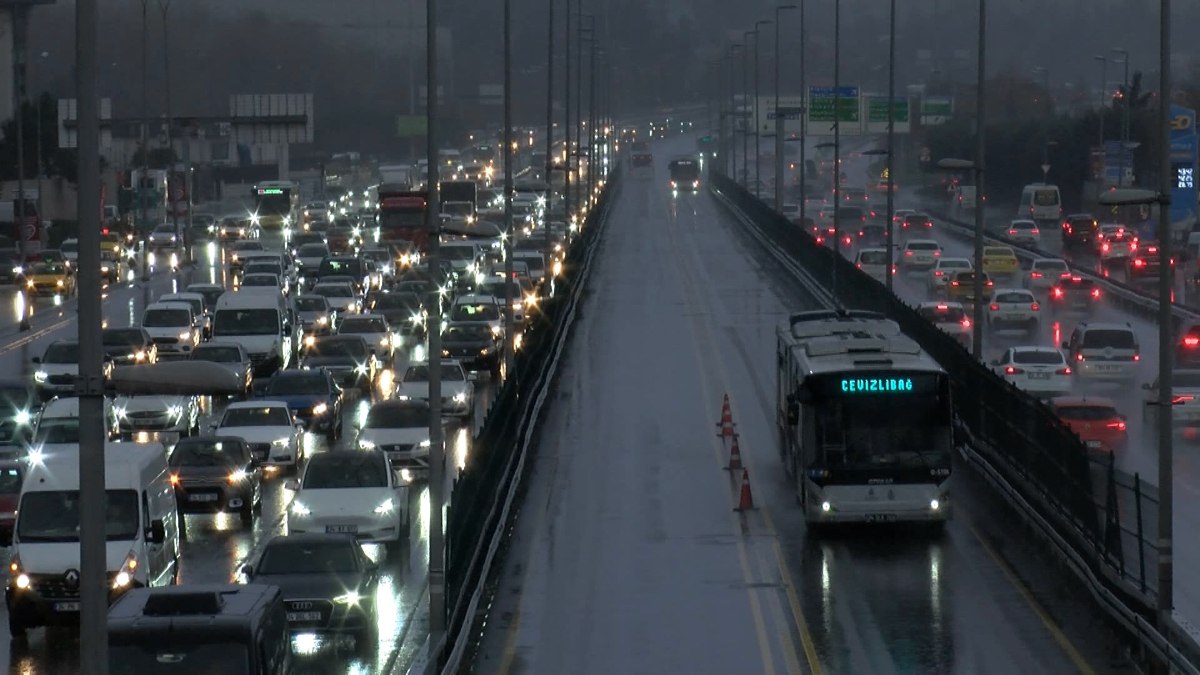 İstanbul'da trafik yoğunluğu yaşanıyor