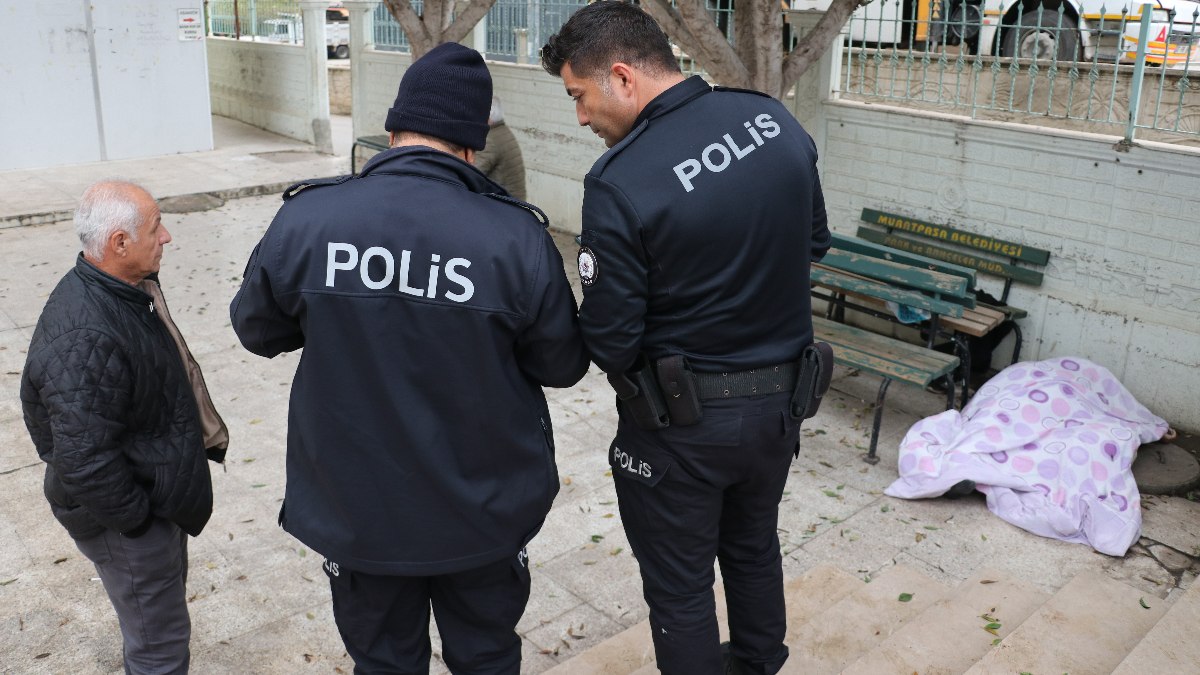 Antalya'da sokakta yaşayan şahıs cami avlusunda ölü bulundu