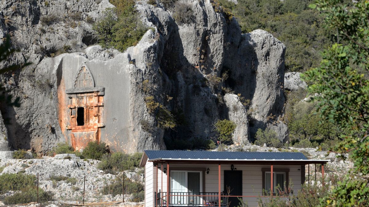 Antalya’da binlerce yıllık mezarın önüne ev