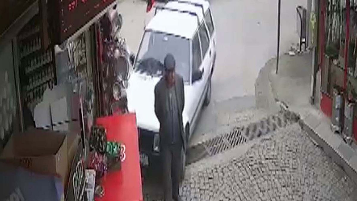 Afyonkarahisar'da marketin tezgahına çarpan otomobil yayayı korkuttu